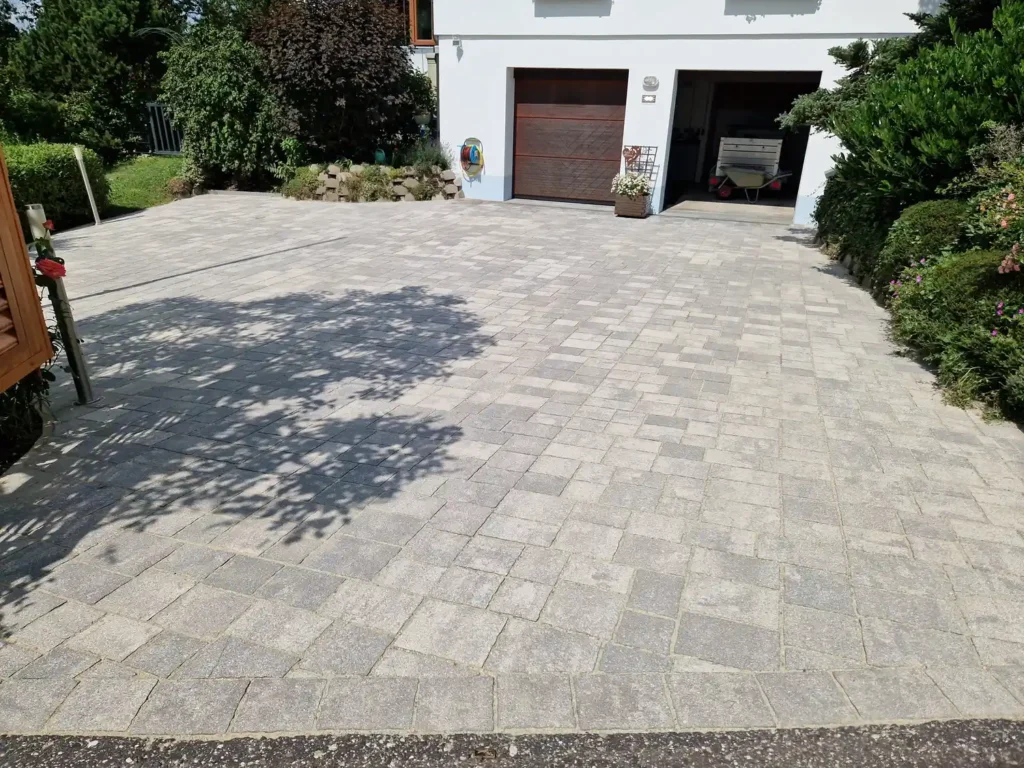 Tiefenreinigung von Betonstein nachher